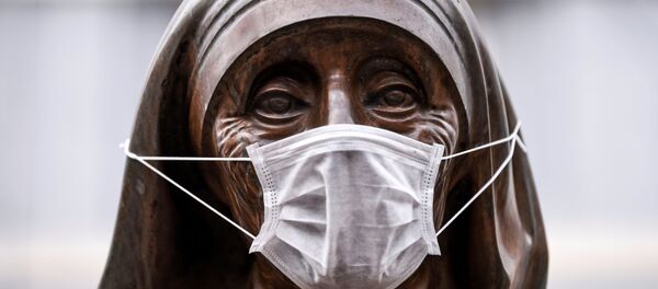 Statua św. Teresy w masce medycznej, Kosowo  - Sputnik Srbija