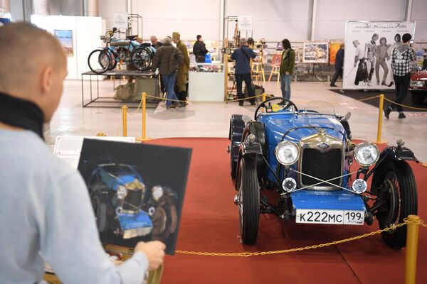 Na izložbi je organizovano i slikanje, čovek slika britanski trkački automobil „Rajli bruklends“ iz 1930.  - Sputnik Srbija