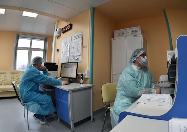 Prevodioci-volonteri nevidljivi junaci borbe protiv korone Prevodioci-volonteri nevidljivi junaci borbe protiv korone - Sputnik Srbija