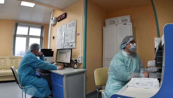 Лекари у Москви на инфективном одељењу, где су смештени људи са сумњом на коронавирусну инфекцију. - Sputnik Србија