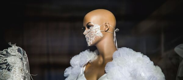 Lutka sa maskom u izlogu u Tbilisiju - Sputnik Srbija