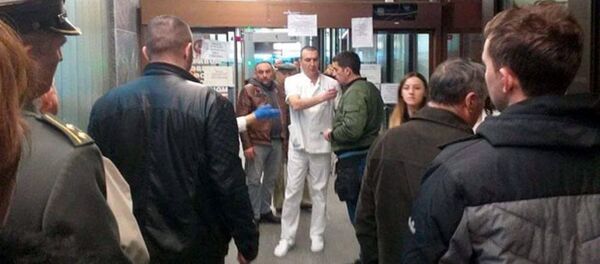 Пацијенти чекају у реду испред ВМА због тестирања на коронавирус - Sputnik Србија