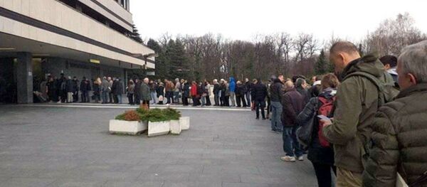 Пацијенти чекају у реду испред ВМА због тестирања на коронавирус - Sputnik Србија