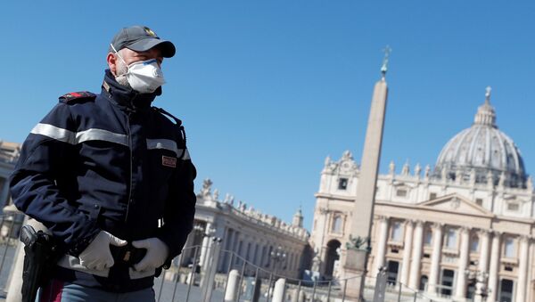 Policajac ispred Trga Svetog Petra u Vatikanu - Sputnik Srbija