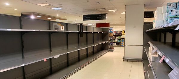 Празни рафови у продавници у Лондону Празни рафови у продавници у Лондону - Sputnik Србија