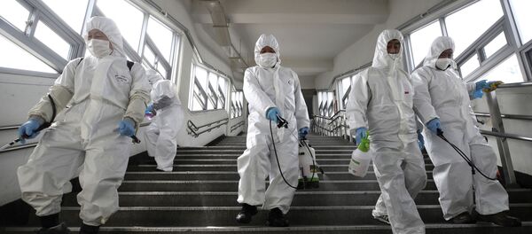 Радници у заштитним оделима Радници у заштитним оделима - Sputnik Србија