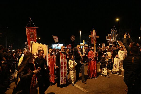 Eparhijski savet: Pretvorimo domove u hramove, pojačajmo molitve Eparhijski savet: Pretvorimo domove u hramove, pojačajmo molitve - Sputnik Srbija