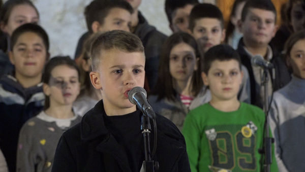 Дечак рецитује песму Ниси ти више мали - Sputnik Србија