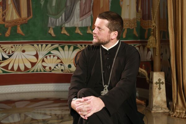 Отац Гојко Перовић за Спутњик: Инаћењу црногорских власти мора доћи крај /видео/ - Sputnik Србија