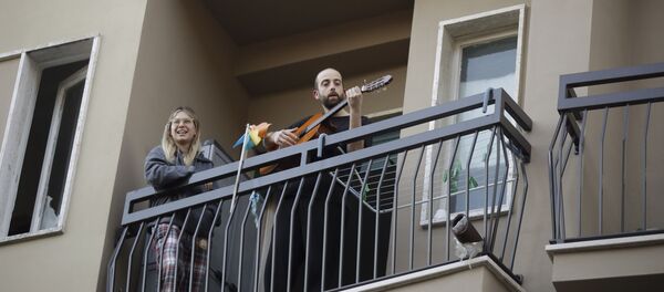 Италијани певају у карантину Италијани певају у карантину - Sputnik Србија