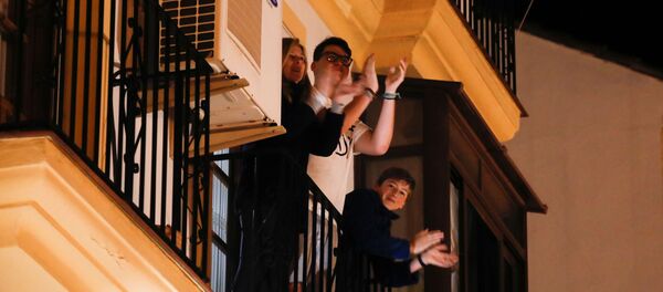 Španci aplaudiraju lekarima koji se bore protiv koronavirusa - Sputnik Srbija