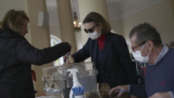 Žena glasa na lokalnim izborima u Francuskoj - Sputnik Srbija