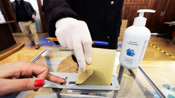 Жена у рукавицама гласа на локалним изборима у Француској - Sputnik Србија