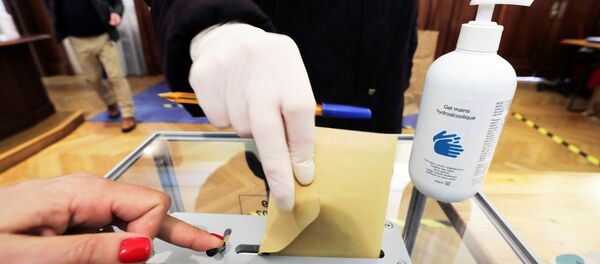 Žena u rukavicama glasa na lokalnim izborima u Francuskoj - Sputnik Srbija