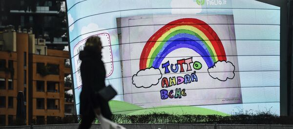 Žena u Milanu prolazi pored bilborda sa porukom Sve će biti dobro. Zbog naglog širenja koronavirusa cela Italija je u karantinu. - Sputnik Srbija