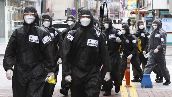 Јужнокорејски војници у заштитним оделима током дезинфекције у Даегуу у Јужној Кореји - Sputnik Србија