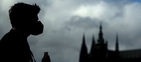 Silueta muškarca sa medicinskom maskom na Karlovom mostu u Pragu - Sputnik Srbija