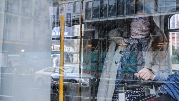 Жена са маском у градском превозу - Sputnik Србија