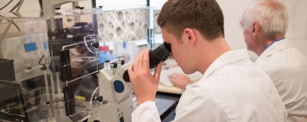 Laborant s mikroskopom Laborant s mikroskopom - Sputnik Srbija