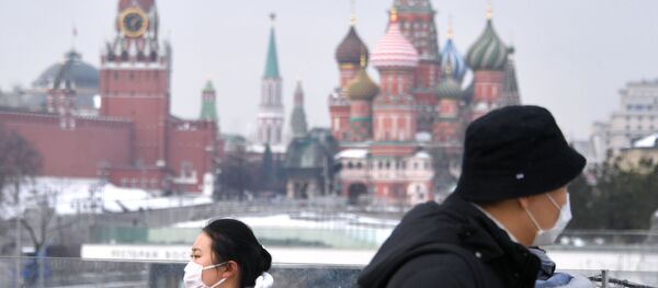 Страни туристи носе маске у парку у Москви - Sputnik Србија