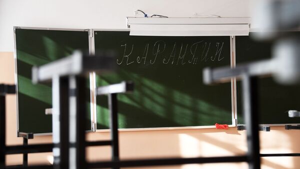 Prazna učionica sa natpisom „karantin“ na tabli - Sputnik Srbija