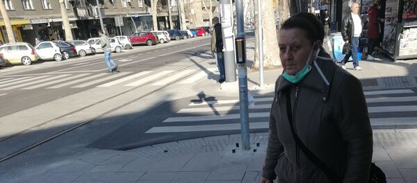 Penzionerka sa maskom spuštenom - Sputnik Srbija