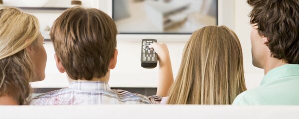 Породица гледа ТВ - Sputnik Србија