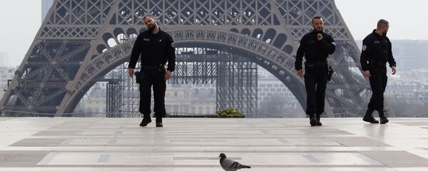 Полицајци патролирају близу Ајфелове куле Полицајци патролирају близу Ајфелове куле - Sputnik Србија