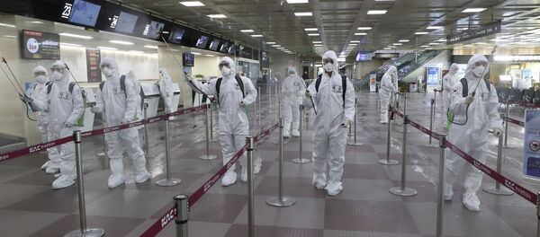 Radnici u zaštitnim odelima dezinfikuju hodnik na aerodromu u Daeguu u Južnoj Koreji Radnici u zaštitnim odelima dezinfikuju hodnik na aerodromu u Daeguu u Južnoj Koreji - Sputnik Srbija