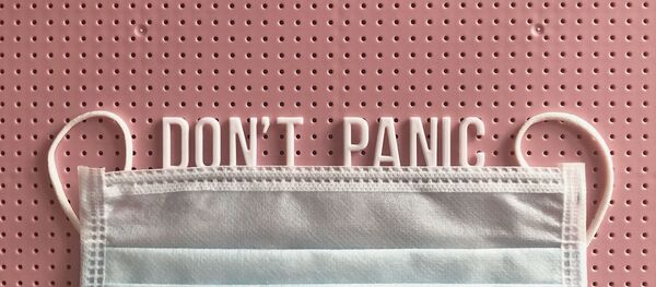 Медицинскa маска и натпис „Без панике“ - Sputnik Србија