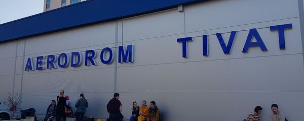 Ruski turisti na aerodromu u Tivtu - Sputnik Srbija