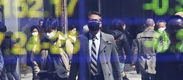 Ljudi se ogledaju na bilbordu kompanije za hartije od vrednosti u Tokiju - Sputnik Srbija