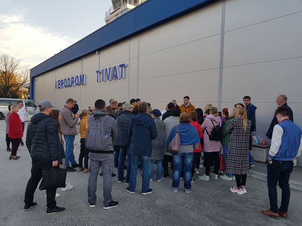 Руси још нису одлетели из Црне Горе, а кад ће – не зна се /фото/ Руси још нису одлетели из Црне Горе, а кад ће – не зна се /фото/ - Sputnik Србија