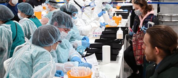 Putnici prolaze kroz sanitarnu kontrolu na aerodromu Šeremetjevo u Moskvi Putnici prolaze kroz sanitarnu kontrolu na aerodromu Šeremetjevo u Moskvi - Sputnik Srbija