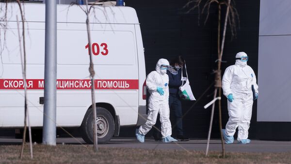 Lekari ispred bolnice za obolele od koronavirusa u Rusiji - Sputnik Srbija