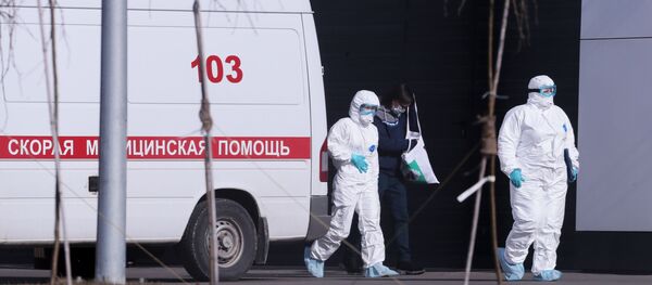 Lekari ispred bolnice za obolele od koronavirusa u Rusiji - Sputnik Srbija
