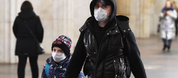 Мушкарац са маском и дететом у метроу у Москви - Sputnik Србија