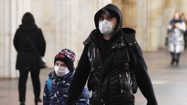 Muškarac sa maskom i detetom u metrou u Moskvi - Sputnik Srbija