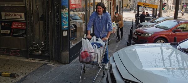 Волонтери гурају колица - Sputnik Србија