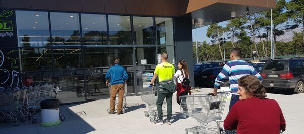 Ред испред продавнице у Подгорици Ред испред продавнице у Подгорици - Sputnik Србија