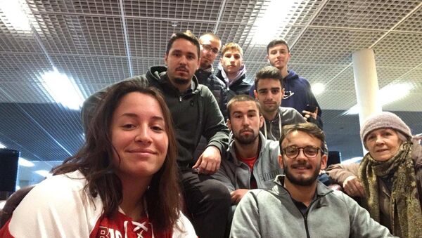 Српски студенти заробљени на аеродрому у Амстердаму - Sputnik Србија