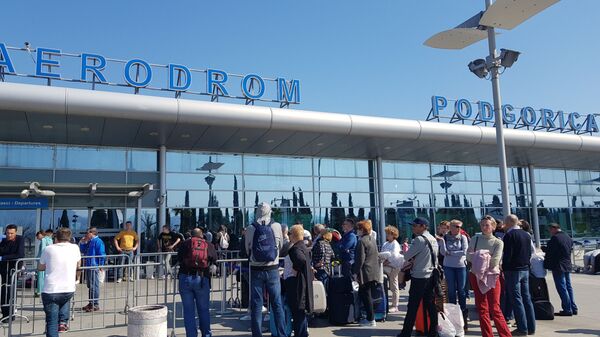 Држављани Русије на аеродрому у Тивту - Sputnik Србија