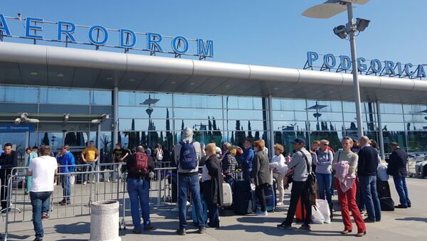 Državljani Rusije na aerodromu u Tivtu - Sputnik Srbija