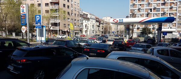 Колоне на пумпама и даље су дуге. Колоне на пумпама и даље су дуге. - Sputnik Србија
