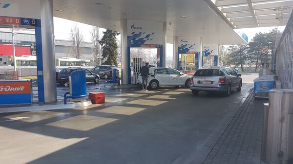 Пометња на бензиским пумпама: Грађани још верују у лажну вест  - Sputnik Србија