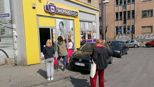 Грађани чекају у реду у Београду за улазак у продавницу  - Sputnik Србија