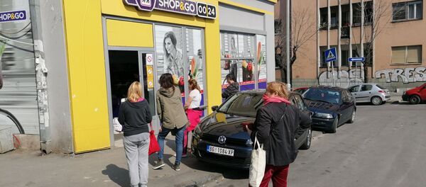 Građani čekaju u redu u Beogradu za ulazak u prodavnicu Građani čekaju u redu u Beogradu za ulazak u prodavnicu - Sputnik Srbija