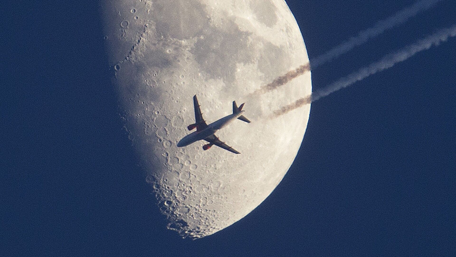 Авион лети поред Месеца. - Sputnik Србија, 1920, 17.05.2021