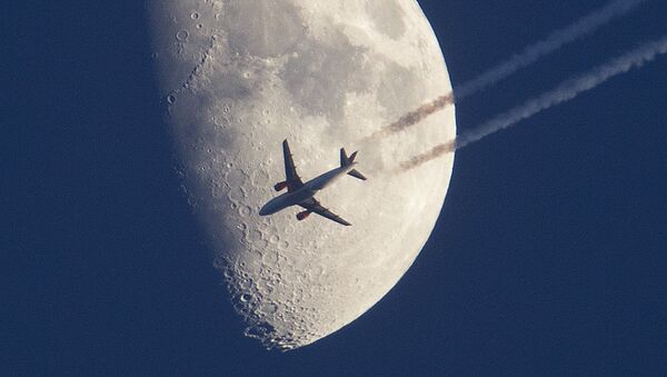 Авион лети поред Месеца. - Sputnik Србија