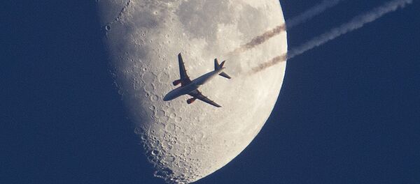Авион лети поред Месеца. - Sputnik Србија